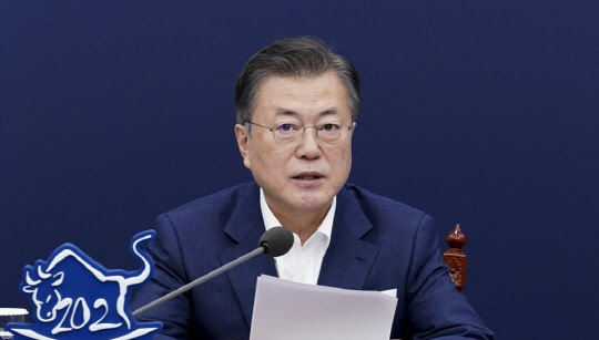 문재인(사진) 대통령이 16일 청와대에서 화상회의 형식으로 열린 국토교통부 2021년 업무보고에서 발언하고 있다. <연합뉴스>